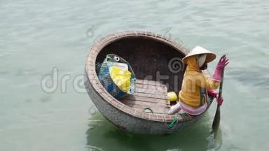 女人在<strong>芽庄</strong>湾划着一艘传统的越南圆船。